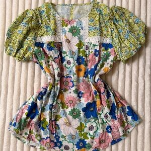 Vintage-style floral peplum blouse 🌼
Size L